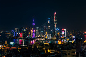 **Playing at a Family Amusement Park in Shanghai** **Playing at a Family Amusement Park in Shanghai**